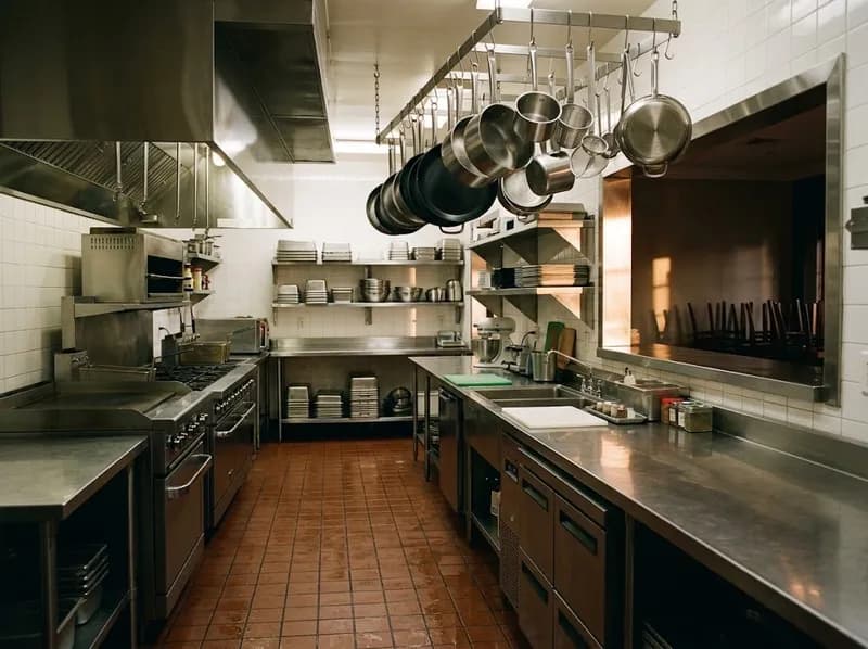A cozinha impecável de um restaurante depois do fecho